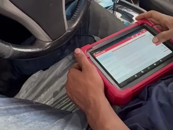 Mecânico da Altus Car Service usando o scanner no carro do cliente