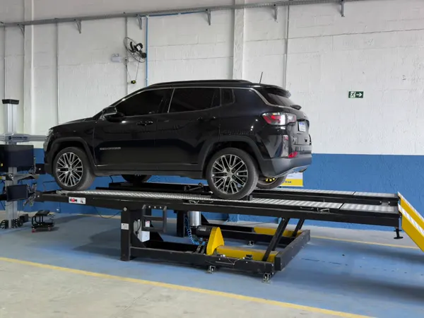 Carro na rampa da Altus Car Service para inspeção da suspensão